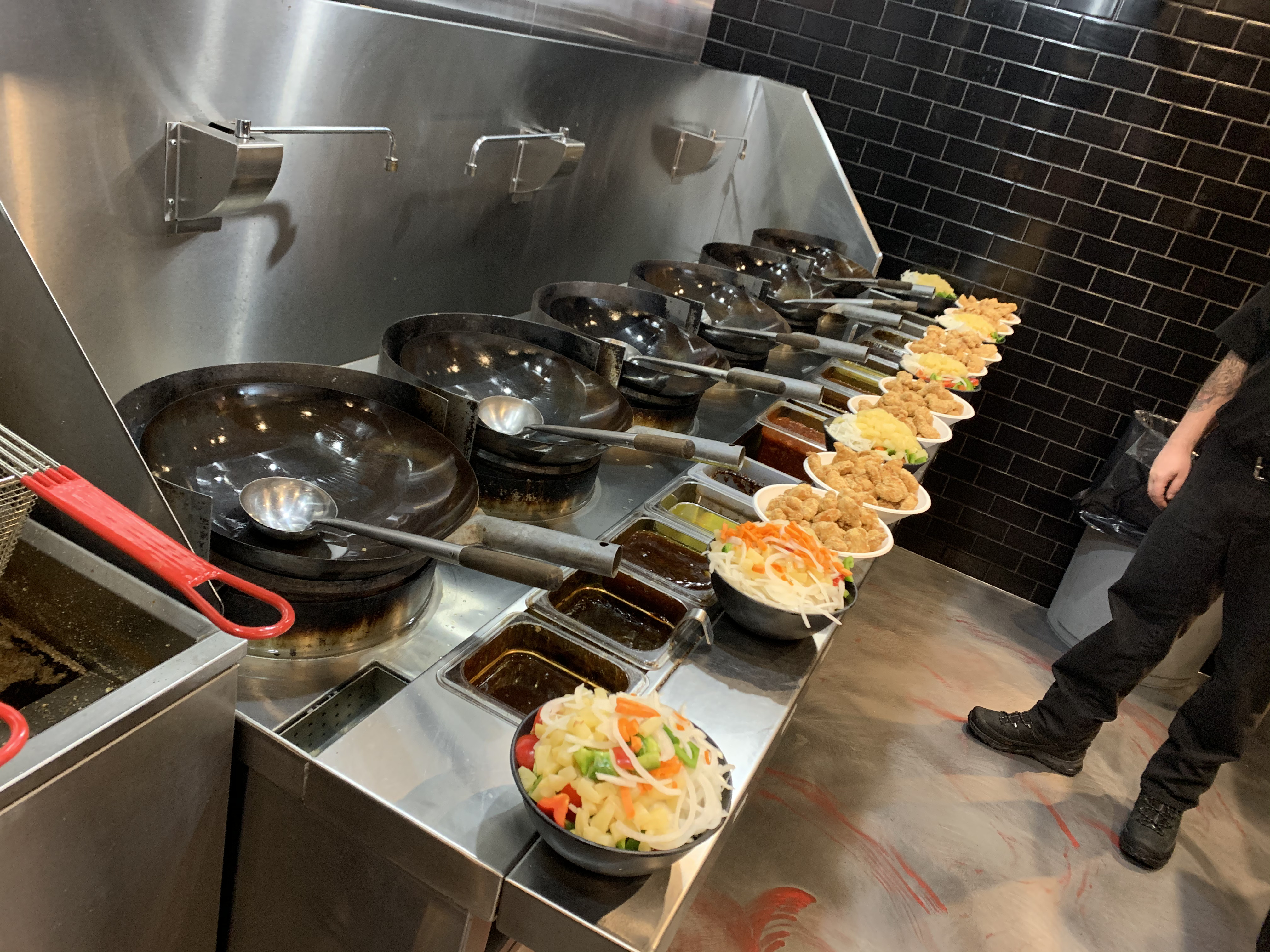 Cuisinier travaillant en cuisine dans un restaurant Gestion MKG au Québec